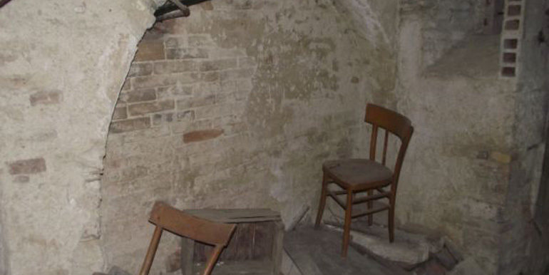 town house to buy in Italy
