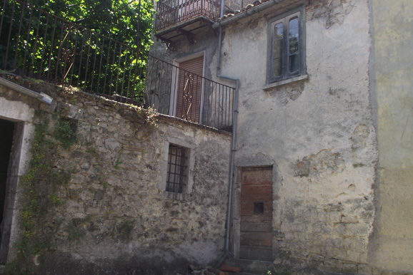 town house to buy in Italy