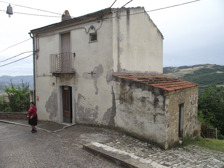 Town House to buy in Italy Casa del Cappellano, Civitacampomarano